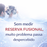 Muitos pacientes saem do consultório com uma frase que parece definitiva: “Está tudo normal”. Mas eles voltam para a vida real e o problema continua: cansaço em leitura, dor de cabeça, foco que oscila, desconforto em telas, perda de linha, irritação, queda de rendimento. Em grande parte desses casos, o que faltou não foi “mais um óculos” — faltou medir a estabilidade da visão binocular.